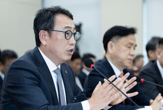 유영상 SK텔레콤 대표이사가 30일 오전 서울 여의도 국회 과학기술정보방송통신위원회에서 열린 YTN 등 방송·통신 분야 청문회에서 의원 질의에 답변하고 있다. /사진=뉴스1