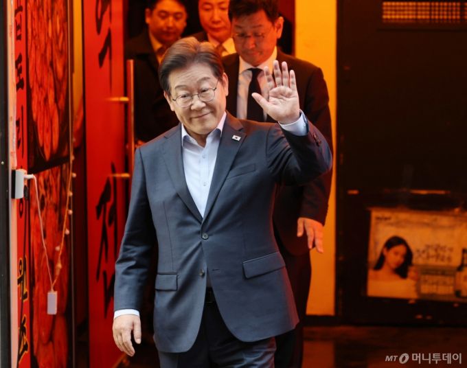 이재명 더불어민주당 대통령 후보가 1일 서울 종로구의 한 포차 식당에서 '당신의 하루를 만드는, 보이지 않는 영웅들'이란 주제로 열린 배달 라이더, 택배 기사 등 비(非)전형 노동자들과 간담회를 마친 뒤 나서며 손인사를 하고 있다. (공동취재) 2025.5.1/사진=뉴스1 /사진=(서울=뉴스1) 이재명 기자