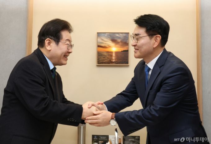 [서울=뉴시스] 고승민 기자 = 이재명 더불어민주당 대표와 박용진 전 의원이 21일 서울 여의도의 한 식당에서 만나 악수를 하고 있다. 2025.02.21. kkssmm99@newsis.com /사진=고승민