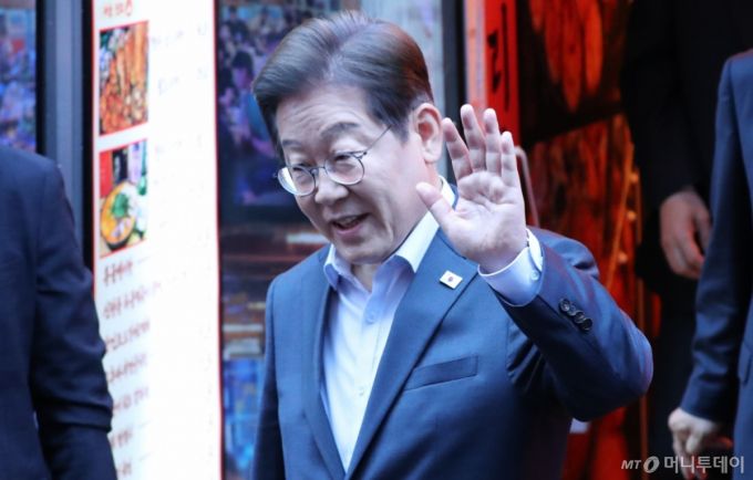 (서울=뉴스1) 이재명 기자 = 이재명 더불어민주당 대통령 후보가 1일 오후 서울 종로구 한 음식점에서 열린 '민생시리즈2' 비전형 노동자 간담회를 마친 후 차량으로 향하고 있다. (공동취재) 2025.5.1/뉴스1  Copyright (C) 뉴스1. All rights reserved. 무단 전재 및 재배포,  AI학습 이용 금지. /사진=(서울=뉴스1) 이재명 기자