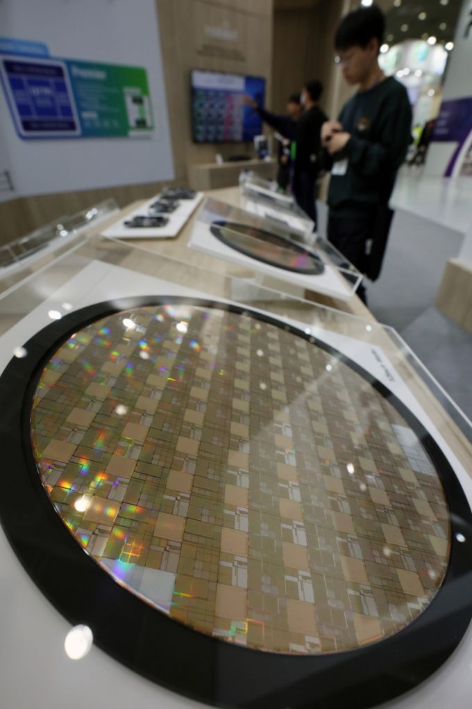 23일 서울 강남구 코엑스에서 열린 ‘제26회 반도체대전(SEDEX)’에 반도체 웨이퍼가 진열돼 있다.  이번 전시는 'AI 반도체와 최첨단 패키지 기술의 융합'이라는 주제로 이날 부터 오는 25일까지 진행된다. 사진은 기사와 연관 없음. /사진=뉴스1.