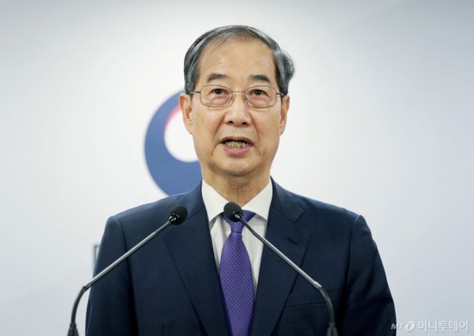 [서울=뉴시스] 고범준 기자 = 한덕수 대통령 권한대행 국무총리가 1일 서울 종로구 정부서울청사에서 대국민 담화를 하고 있다. 2025.05.01. bjko@newsis.com /사진=고범준