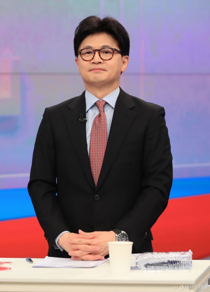 (서울=뉴스1) 국회사진취재단 = 한동훈 국민의힘 대선 경선 후보가 30일 오후 서울 중구 TV조선에서 열린 제21대 대통령 후보자 결승 토론회에 앞서 준비를 하고 있다. 2025.4.30/뉴스1  Copyright (C) 뉴스1. All rights reserved. 무단 전재 및 재배포,  AI학습 이용 금지. /사진=(서울=뉴스1) 국회사진취재단