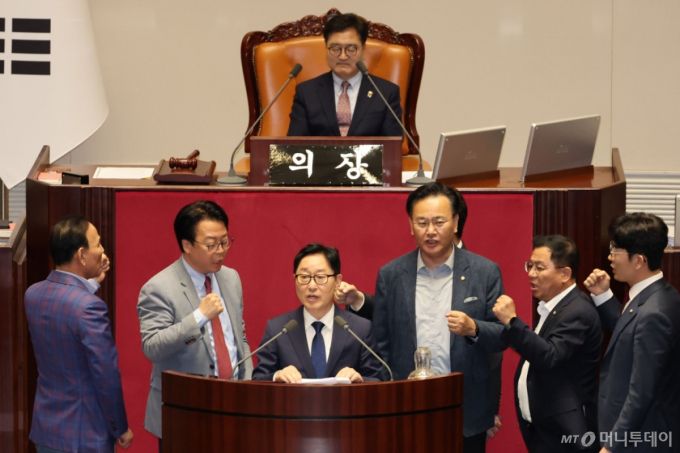 [서울=뉴시스] 권창회 기자 = 1일 서울 여의도 국회에서 열린 제424회 국회(임시회) 제7차 본회의에서 국민의힘 의원들이 최상목 탄핵소추안 상정에 반발하며 우원식 국회의장을 찾아가 규탄하고 있는 와중 박범계 더불어민주당 의원이 제안설명을 하고 있다. 2025.05.01. kch0523@newsis.com /사진=권창회