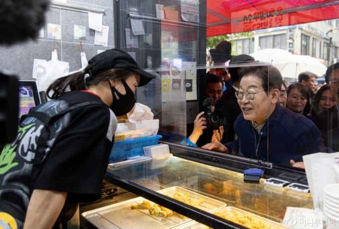 (포천=뉴스1) 이재명 기자 = 이재명 더불어민주당 대통령 후보가 1일 오후 경기도 포천시 신읍사거리 일대에서 치킨집 사장과 대화를 하고 있다. 2025.5.1/뉴스1  Copyright (C) 뉴스1. All rights reserved. 무단 전재 및 재배포,  AI학습 이용 금지. /사진=(포천=뉴스1) 이재명 기자