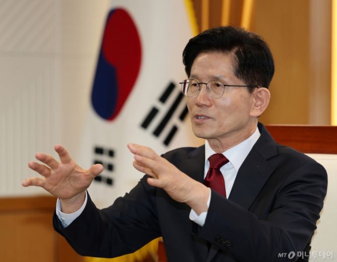 (홍성=뉴스1) 김기태 기자 = 김문수 국민의힘 대선 경선 후보가 1일 충남도청을 방문해 김태흠 도지사와 면담을 갖고 있다. 2025.5.1/뉴스1  Copyright (C) 뉴스1. All rights reserved. 무단 전재 및 재배포,  AI학습 이용 금지. /사진=(홍성=뉴스1) 김기태 기자