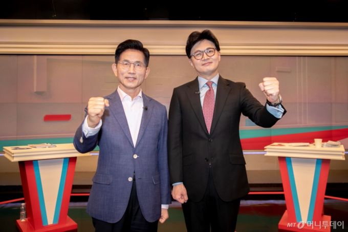 (서울=뉴스1) 국회사진취재단 = 국민의힘 김문수(왼쪽), 한동훈 대선 경선 후보가 30일 오후 서울 중구 TV조선에서 열린 제21대 대통령 후보자 결승 토론회에 앞서 기념촬영을 하고 있다. 2025.4.30/뉴스1  Copyright (C) 뉴스1. All rights reserved. 무단 전재 및 재배포,  AI학습 이용 금지. /사진=(서울=뉴스1) 국회사진취재단