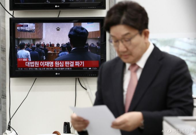 이재명 더불어민주당 대통령 후보의 공직선거법 위반 사건에 대해 대법원이 유죄 취지 파기환송 판결을 내린 가운데 1일 서울 여의도 국회에서 권성동 국민의힘 원내대표가 나서고 있다./사진=뉴스1