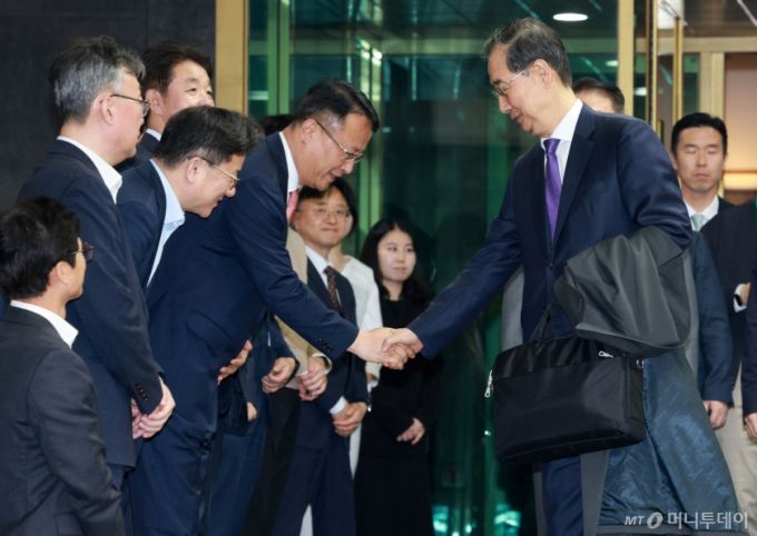 총리직 사퇴를 발표한 한덕수 대통령 권한대행 국무총리가 1일 서울 종로구 정부서울청사에서 열린 퇴임식을 마치고 직원들과 악수를 하고 있다. 2025.05.01. /사진=뉴시스 /사진=고범준