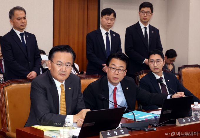 [서울=뉴시스] 조성봉 기자 = 곽규택(가운데) 국민의힘 의원이 2일 오후 서울 여의도 국회에서 열린 법제사법위원회 전체회의에서 정청래 법사위원장의 퇴장명령에 대하 항의하고 있다. 2025.05.02. suncho21@newsis.com /사진=조성봉