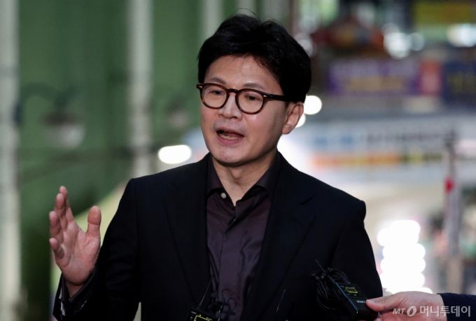 [대구=뉴시스] 이무열 기자 = 한동훈 제21대 대통령 선거 국민의힘 경선 후보가 1일 대구 중구 서문시장에서 이재명 더불어민주당 대통령 후보의 공직선거법 위반 사건에 대한 대법원의 유죄 취지 파기환송 판결과 관련해 취재진의 질문에 답하고 있다. 2025.05.01. lmy@newsis.com /사진=이무열