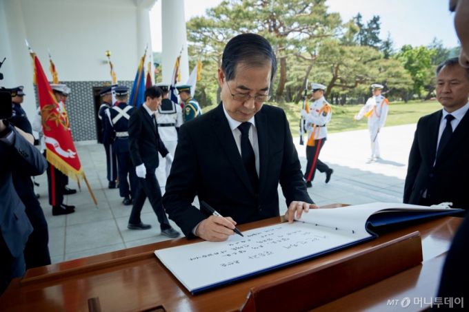 대선 출마를 선언한 한덕수 전 국무총리가 2일 서울 동작구 국립서울현충원 참배 후 방명록을 작성하고 있다. '대한민국이 갈등과 혼란을 넘어 앞으로, 오직 앞으로 나아갈 수 있도록 전력을 다하겠다'고 적었다. (한덕수 캠프 제공, 재판매 및 DB 금지) 2025.5.2/사진=뉴스1 /사진=(서울=뉴스1)