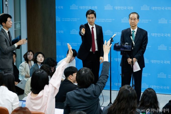 한덕수 전 국무총리가 2일 오전 서울 여의도 국회 소통관에서 '국민께 드리는 약속'을 주제로 제21대 대통령 선거 출마를 선언한 뒤 취재진 질문을 받고 있다. 2025.5.2/사진=뉴스1 /사진=(서울=뉴스1) 안은나 기자