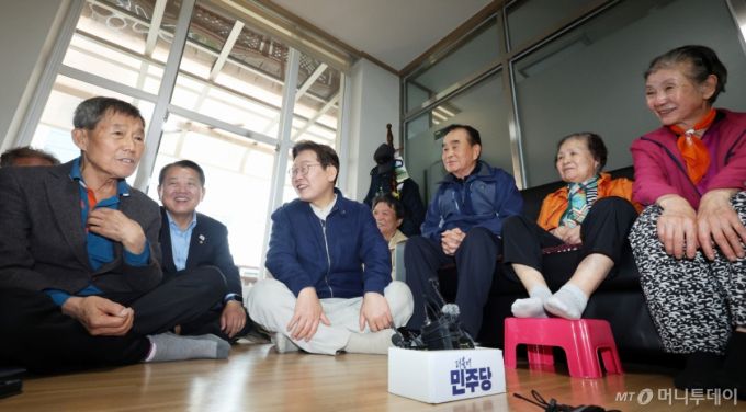 (화천=뉴스1) 이재명 기자 = '골목골목 경청투어 : 접경벨트편'에 나선 이재명 더불어민주당 대통령 후보가 2일 오후 강원 화천군에 위치한 경로당을 찾아 어르신들과 대화를 하고 있다. (공동취재) 2025.5.2/뉴스1  Copyright (C) 뉴스1. All rights reserved. 무단 전재 및 재배포,  AI학습 이용 금지. /사진=(화천=뉴스1) 이재명 기자