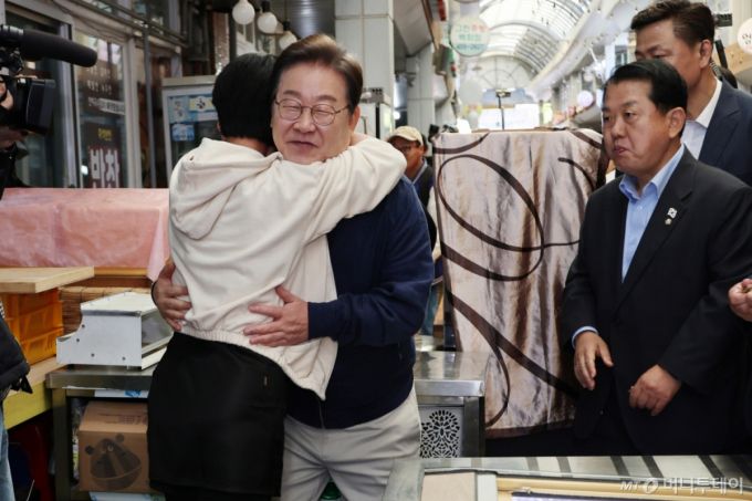 (철원=뉴스1) 이재명 기자 = '골목골목 경청투어 : 접경벨트편'에 나선 이재명 더불어민주당 대통령 후보가 2일 오전 강원 철원군 동송전통시장을 찾아 한 지지자와 포옹을 하고 있다. (공동취재) 2025.5.2/뉴스1  Copyright (C) 뉴스1. All rights reserved. 무단 전재 및 재배포,  AI학습 이용 금지. /사진=(철원=뉴스1) 이재명 기자