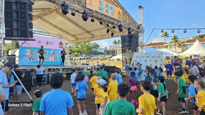 '코코 키즈 펀 런' 경기에 앞서 참가 어린이들이 스트레칭 코치들의 안무와 신나는 음악에 맞춰 몸을 풀고 있다. /괌=김고금평 기자