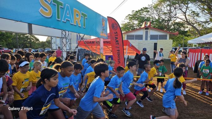 12일 '코코 키즈 펀 런' 경기 중 만 10~12세 어린이들이 출발선에서 힘차게 출발하고 있다. /괌=김고금평 기자