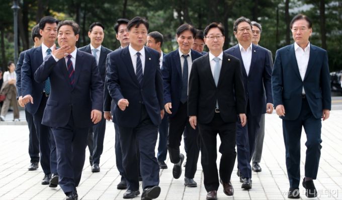 (서울=뉴스1) 오대일 기자 = 더불어민주당 전정권정치탄압대책위원회 김영진 위원장과 의원들이 27일 오전 문재인 전 대통령 검찰 수사 중단을 요청하기 위해 서울 서초구 대검찰청을 항의 방문하고 있다.  참석 의원들은 이 자리에서 검찰이 문 전 대통령 가족과 주변에 마구잡이식 압수수색과 별건 수사, 피의사실 공표를 하고 있다며 심우정 검찰총장이 이런 행태를 바로잡아야 한다고 주장했다. 2024.9.27/뉴스1  Copyright (C) 뉴스1. All rights reserved. 무단 전재 및 재배포,  AI학습 이용 금지. /사진=(서울=뉴스1) 오대일 기자