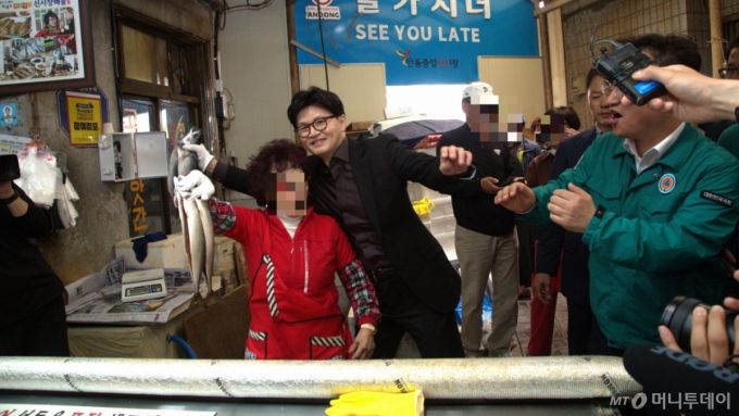 (안동=뉴스1) 신성훈 기자 = 한동훈 국민의힘 대선 경선 후보가 1일 오전 경북 안동 중앙 신시장을 방문해 시민을 만나고 있다. 2025.5.1/뉴스1  Copyright (C) 뉴스1. All rights reserved. 무단 전재 및 재배포,  AI학습 이용 금지. /사진=(안동=뉴스1) 신성훈 기자