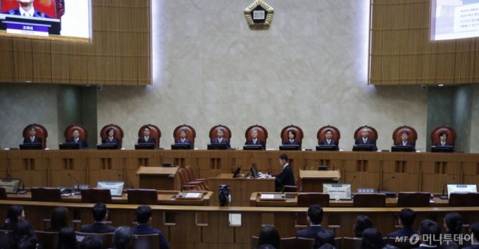 [조희대 대법원장을 비롯한 대법관들이 1일 오후 이재명 더불어민주당 대선 후보의 공직선거법 사건 전원합의체 선고를 위해 서울 서초구 대법원 대법정에 입장해 자리에 앉아 있다. /사진제공=뉴시스