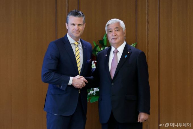 피트 헤그세스 미국 국방 장관이 지난 3월30일(현지시간) 도쿄 방위성에서 나카타니 겐 일본 방위상과 회담에 앞서 악수를 하고 있다. / AFP=뉴스1