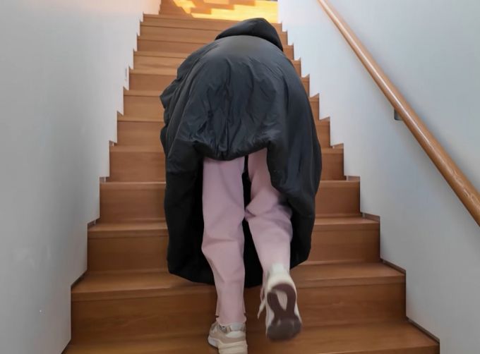 고소영이 가평 별장을 꾸미다 힘에 부쳐 계단을 네 발로 기어 올라가는 모습. /사진=유튜브 채널 '바로 그 고소영' 갈무리
