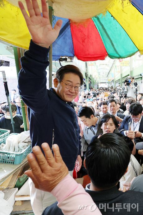 [인제=뉴시스] 조성우 기자 = 민심을 청취하는 '경청 투어'에 나선 이재명 더불어민주당 대선후보가 2일 오후 강원도 인제군 원통전통시장에서 주민들을 향해 연설하고 있다. 2025.05.02. xconfind@newsis.com /사진=조성우