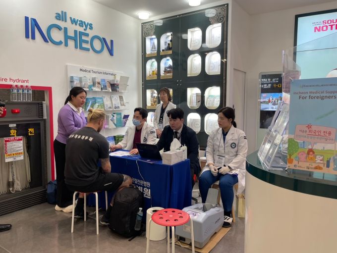 ▲인천국제공항 제1여객터미널과 인천항 신국제여객터미널 2곳에 설치된 인천메디컬지원센터 모습/사진제공=인천광역시