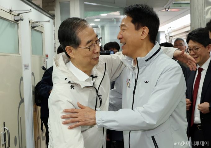 제21대 대통령 선거에 출마한 한덕수(왼쪽) 전 총리가 2일 서울 종로구 주민공동시설 '새뜰집' 온기창고에서 오세훈 서울시장과 포옹하고 있다. (공동취재) 2025.05.02. /사진=뉴시스 /사진=