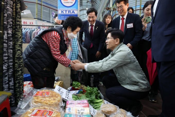 [대전=뉴시스] 고승민 기자 = 김문수 국민의힘 대선 경선 후보가 1일 대전중앙시장을 방문, 상인들과 인사를 하고 있다. 2025.05.01. kkssmm99@newsis.com /사진=고승민