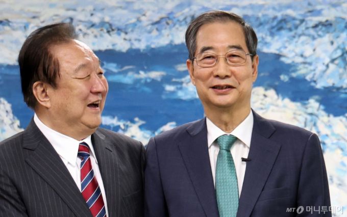 대선 출마를 선언한 한덕수 전 국무총리가 3일 오후 서울 영등포구 여의도 국회 헌정기념관에서 정대철 헌정회장을 예방해 기념촬영을 하고 있다. 2025.05.03. /사진=뉴시스 /사진=추상철