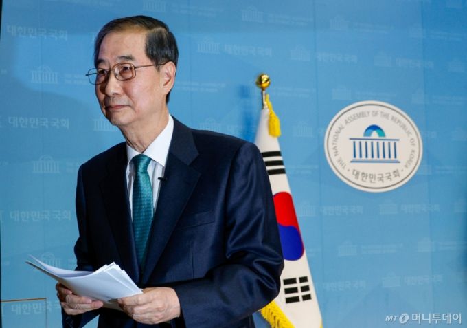 한덕수 전 국무총리가 2일 오전 서울 여의도 국회 소통관에서 '국민께 드리는 약속'을 주제로 제21대 대통령 선거 출마를 선언한 뒤 단상을 내려가고 있다. 2025.5.2/사진=뉴스1 /사진=(서울=뉴스1) 안은나 기자