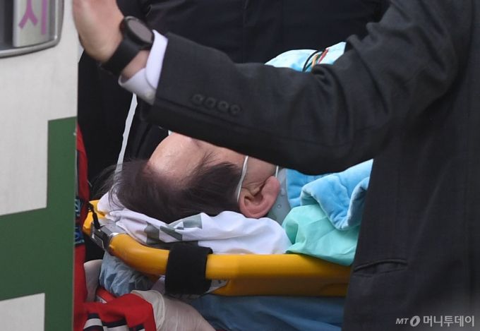 부산에서 신원 미상 남성에게 피습을 당한 이재명 더불어민주당 대표가 2일 오후 서울 종로구 서울대학교병원 응급의료센터로 치료를 받기 위해 이송되고 있다. /사진=머니S 장동규 기자