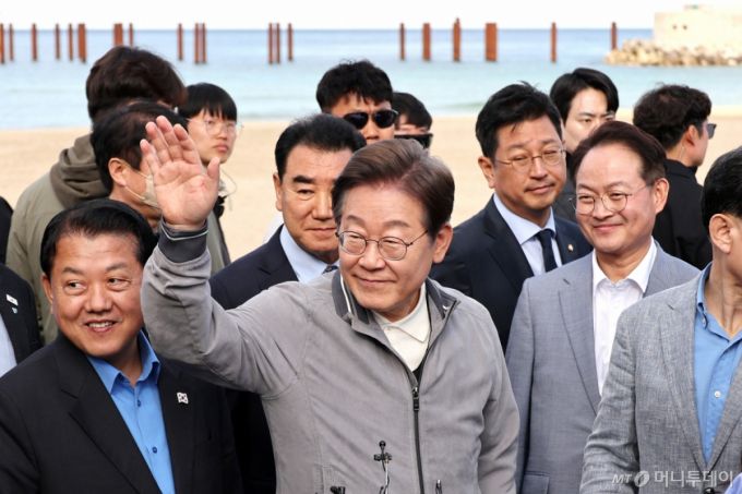 [삼척=뉴시스] 조성우 기자 = 민심을 청취하는 '경청 투어'에 나선 이재명 더불어민주당 대선후보가 3일 강원도 삼척시 삼척해수욕장 인근에서 주민과 관광객들을 만난 뒤 백브리핑을 마치고 이동하고 있다. 2025.05.03. xconfind@newsis.com /사진=조성우