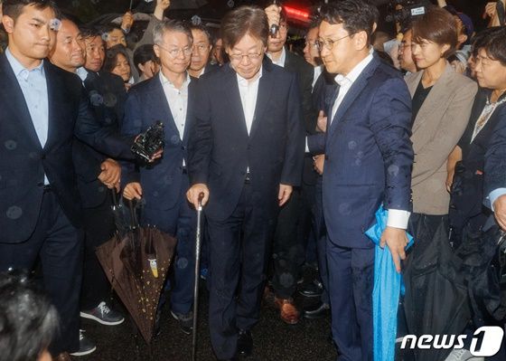 (의왕=뉴스1) 김진환 기자 = 백현동 개발 특혜 및 쌍방울 대북송금 의혹과 관련한 구속 전 피의자 심문(영장실질심사)이 기각된 이재명 더불어민주당 대표가 27일 새벽 경기 의왕시 서울구치소를 나서고 있다. (공동취재) 2023.9.27/뉴스1