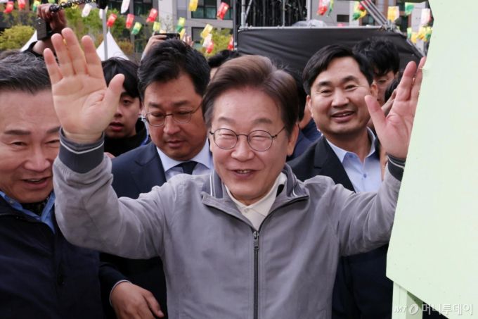 민심을 청취하는 '경청 투어'에 나선 이재명 더불어민주당 대선후보가 3일 강원도 태백시 장성중앙시장에서 상인에게 인사하고 있다. 2025.05.03. /사진=뉴시스 /사진=조성우