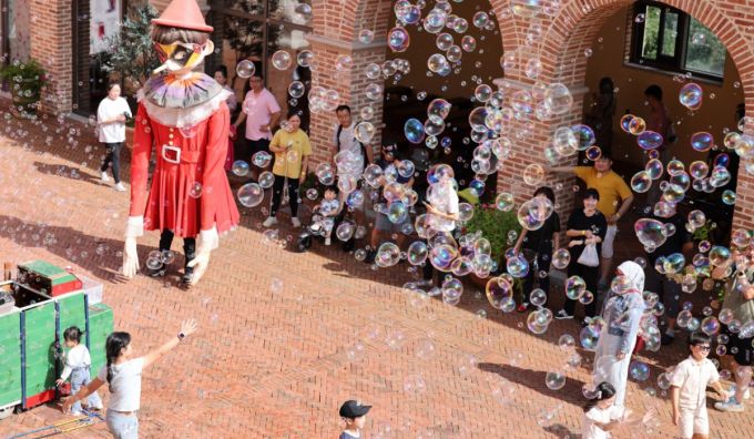 어린이들이 이탈리아마을에서 비눗방울 체험을 하고 있는 모습. / 사진 = 쁘띠프랑스 제공