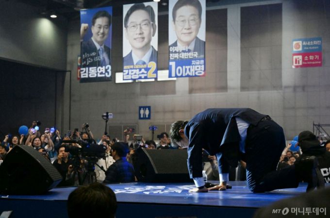 [고양=뉴시스] 조성우 기자 = 27일 경기도 고양시 킨텍스에서 열린 더불어민주당 제21대 대통령 선거 후보자 선출을 위한 수도권·강원·제주 합동연설회에서 이재명 후보가 대선후보로 선출된 후 수락연설을 마친 뒤 큰절을 하고 있다. (공동취재) 2025.04.27. photo@newsis.com /사진=고승민