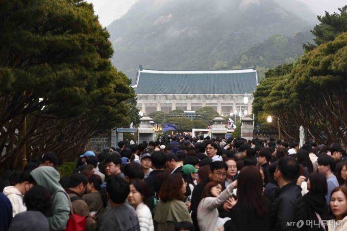[서울=뉴시스] 김근수 기자 = 청와대 밤마실 야간개방 첫 날인 1일 서울 종로구 청와대 입구에서 입장을 기다리고 있다.   청와대재단은 1일부터 6일까지 청와대 야간 개방 행사인 '청와대 밤마실'을 진행한다. 이 행사에서는 전통 문양을 활용한 조명으로 꾸민 본관 '청와단청'과 관람객 움직임에 반응하는 '빛의 길', 숲속 같은 느낌의 '빛의 숲', 음악과 조명이 어우러진 관저의 '빛의 정원' 등 다양한 프로그램이 제공된다. 행사는 매일 오후 7시부터 9시까지 진행된다. 2025.05.01. ks@newsis.com /사진=김근수