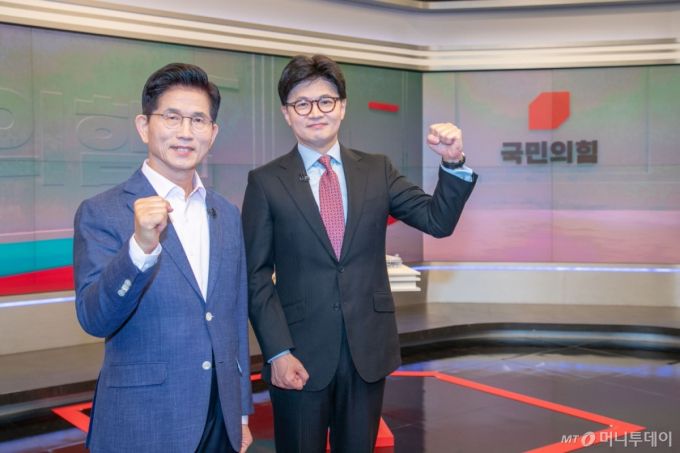 [서울=뉴시스] 국회사진기자단 = 김문수(왼쪽), 한동훈 제21대 대통령 선거 국민의힘 경선 후보가 30일 오후 서울 중구 TV조선 스튜디오에서 열린 TV토론에 앞서 기념촬영을 하고 있다. 2025.04.30. /사진=