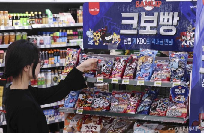 [서울=뉴시스] 김근수 기자 = 20일 서울 시내의 한 편의점에 크보빵을 판매하고 있다.   SPC삼립이 프로야구 개막을 맞아 한국야구위원회(KBO), 한국프로야구선수협회와 협업한 '크보빵'(KBO빵)을 출시한다고 19일 밝혔다. 삼립은 프로야구 10개 구단 중 롯데자이언츠를 제외하고 구단별로 제품을 선보인다. 롯데자이언츠는 롯데웰푸드가 브랜드로 제빵 사업을 하고 있다. 2025.03.20. ks@newsis.com /사진=김근수