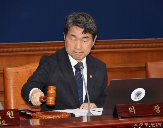 (서울=뉴스1) 임세영 기자 = 이주호 대통령 권한대행 부총리 겸 교육부 장관이 2일 서울 종로구 정부서울청사에서 열린 국무회의에서 의사봉을 두드리고 있다. (교육부 제공, 재판매 및 DB 금지) 2025.5.2/뉴스1  Copyright (C) 뉴스1. All rights reserved. 무단 전재 및 재배포,  AI학습 이용 금지. /사진=(서울=뉴스1) 임세영 기자