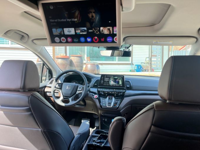 혼다 오딧세이 1~2열 공간의 모습. 2열 상단 모니터가 동급 최대 크기인 12.8인치로 커졌다./사진= 임찬영 기자