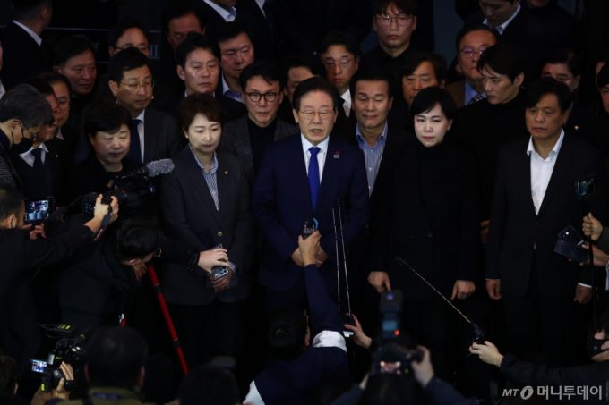 (서울=뉴스1) 김민지 기자 = 윤석열 대통령이 비상계엄령을 선포한 가운데 4일 새벽 서울 여의도 국회 로텐더홀에서 이재명 더불어민주당 대표 등 의원들이 비상계엄 해제 요구 결의안 통과 후 입장을 발표하고 있다. 2024.12.4/뉴스1  Copyright (C) 뉴스1. All rights reserved. 무단 전재 및 재배포,  AI학습 이용 금지. /사진=(서울=뉴스1) 김민지 기자