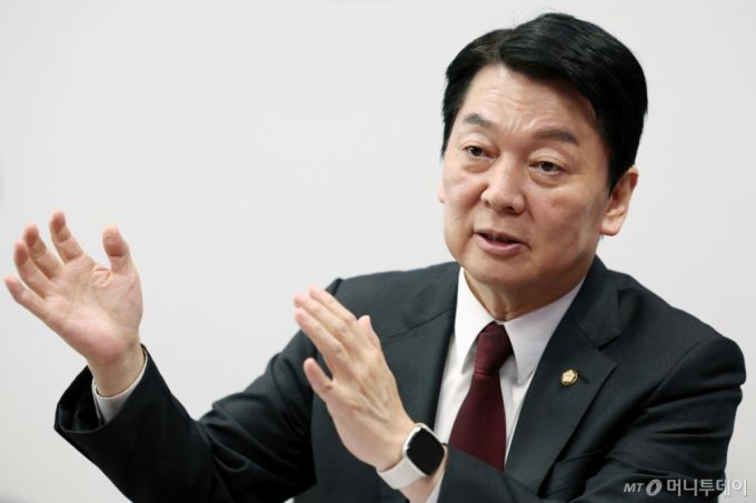 [서울=뉴시스] 조성우 기자 = 제21대 대통령 선거 출마를 선언한 안철수 국민의힘 의원이 13일 서울 여의도 국회 의원회관에서 뉴시스와 인터뷰를 하고 있다. 2025.04.14. xconfind@newsis.com /사진=조성우