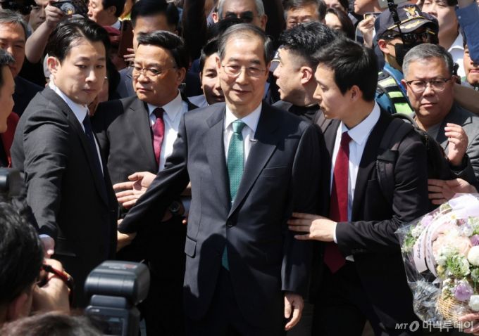 [서울=뉴시스] 조성봉 기자 = 한덕수 전 국무총리가 2일 오전 서울 여의도 국회 소통관에서 대선출마 선언 기자회견을 마치고 차량에 오르고 있다. 2025.05.02.  /사진=조성봉