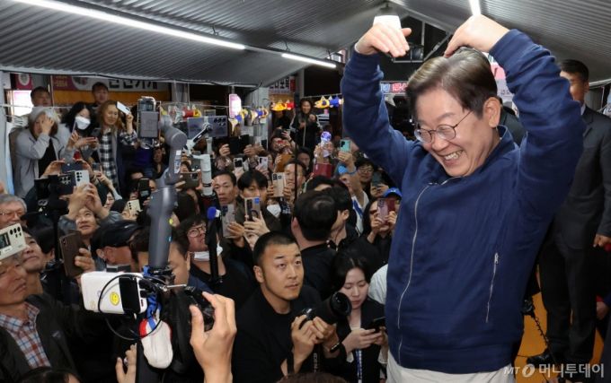 [고성=뉴시스] 민심을 청취하는 '경청 투어'에 나선 이재명 더불어민주당 대선후보가 2일 오후 강원도 고성군 거진전통시장에서 상인들과 주민들에게 하트를 만들어 보이고 있다. 2025.05.02.