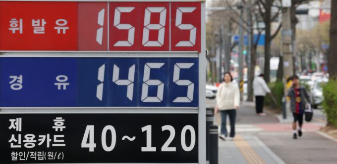 (수원=뉴스1)  = 글로벌 관세전쟁으로 인해 경기침체 우려로 국제유가가 4년 만에 최저 수준으로 떨어진 가운데 지난 달 9일 오후 경기 수원시의 한 주유소에 휘발유와 경유 가격이 표시되어 있다.
