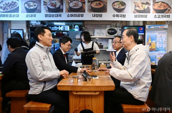 한덕수(오른쪽) 전 국무총리와 오세훈 서울시장이 2일 오후 서울 종로구의 식당에서 오찬 간담회를 갖고 있다. (공동취재) 2025.05.02. /사진=뉴시스 /사진=