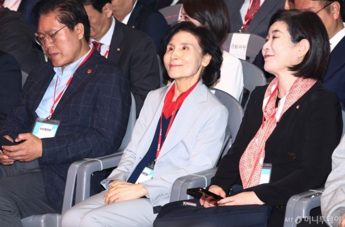 김문수 국민의힘 대선 경선 후보 아내 설난영 여사(가운데)가 3일 오후 경기 고양시 킨텍스에서 열린 제5차 전당대회에 참석해 자리하고 있다. /사진=뉴스1